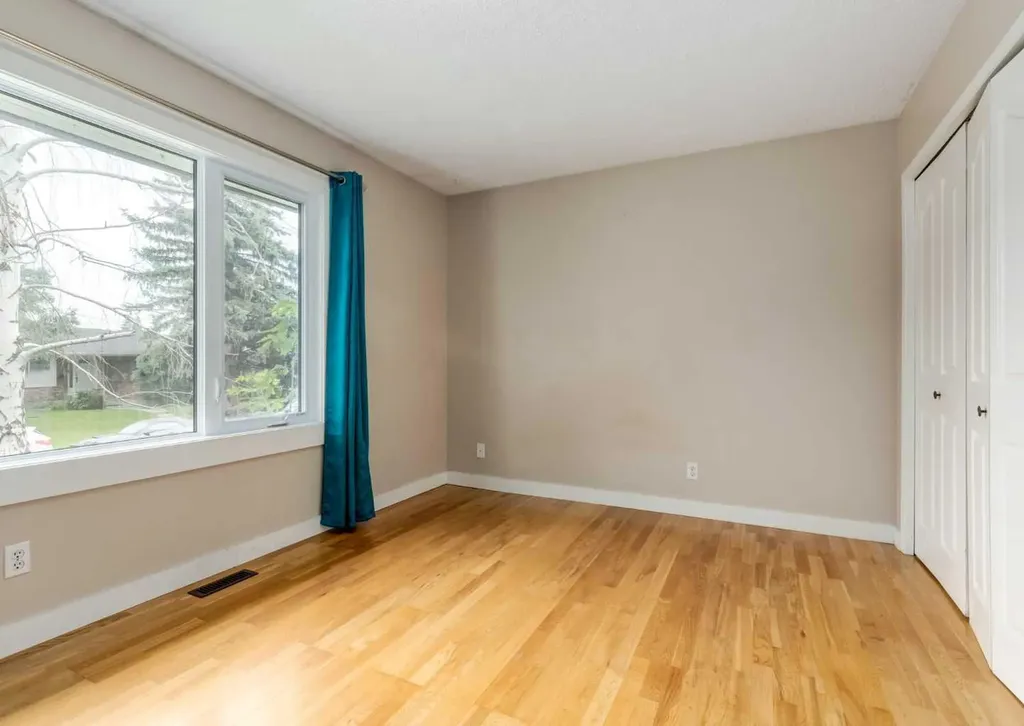 7 Lake Sylvan Close SE Calgary AB T2J 3E5