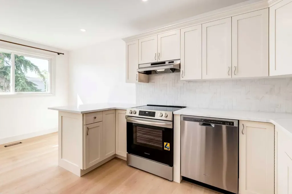 4503 73 Street NW Calgary AB T3B2M7