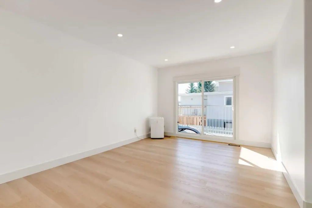 4503 75 Street NW Calgary AB T3B2M7
