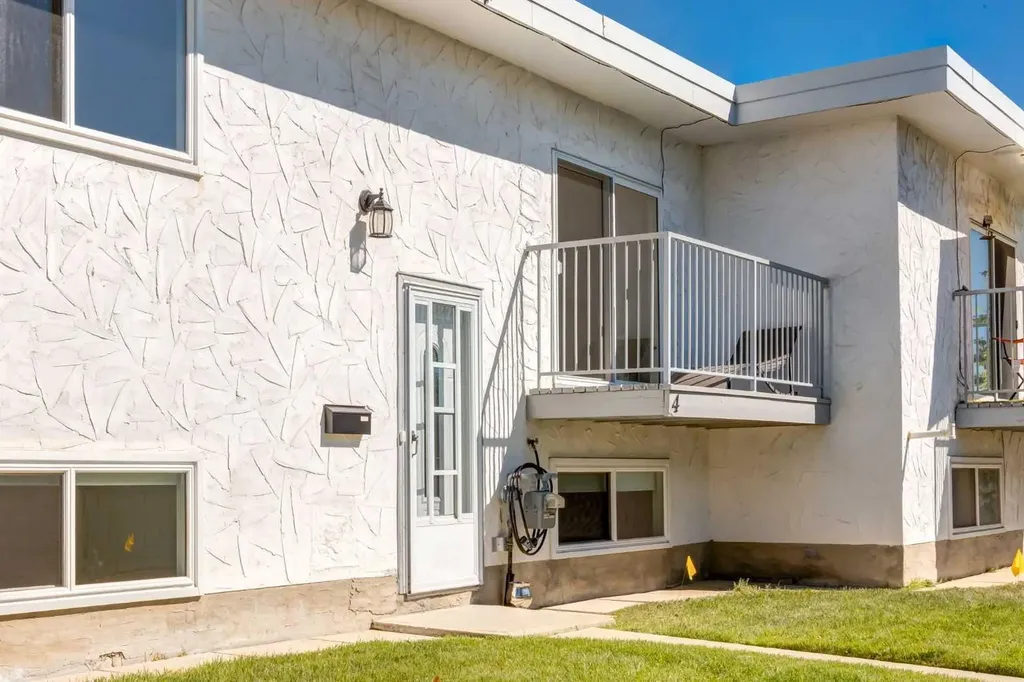 4503 73 Street NW Calgary AB T3B2M7