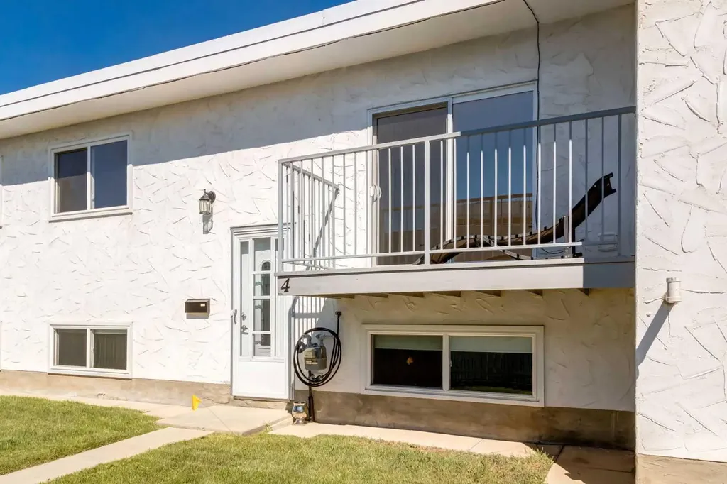 4503 73 Street NW Calgary AB T3B2M7