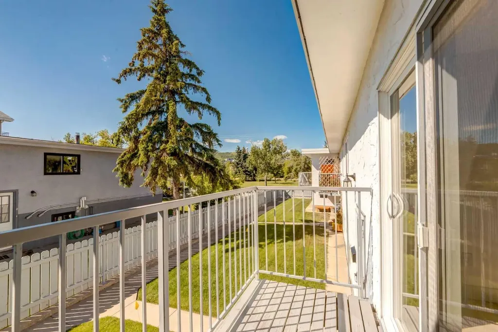 4503 73 Street NW Calgary AB T3B2M7