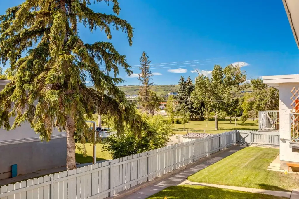 4503 75 Street NW Calgary AB T3B2M7