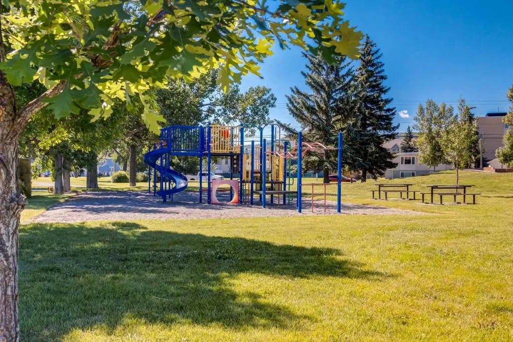 4503 73 Street NW Calgary AB T3B2M7