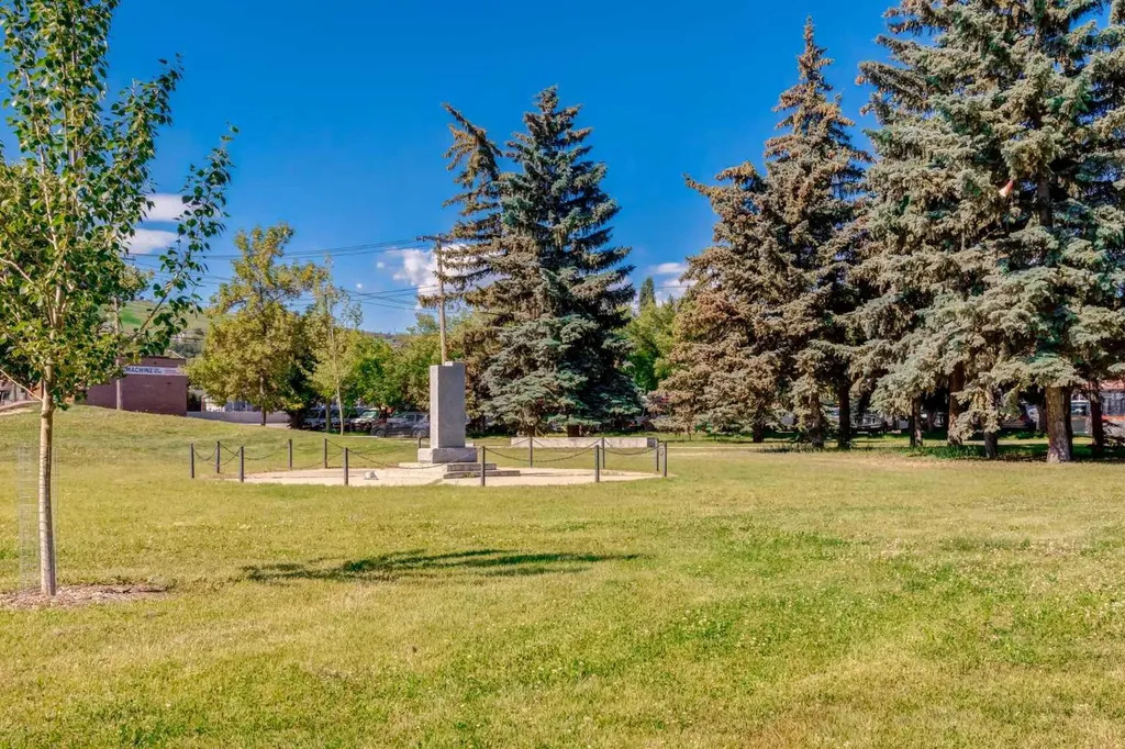 4503 73 Street NW Calgary AB T3B2M7