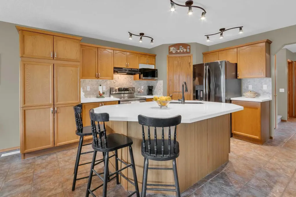264 Tuscany Ridge View NW Calgary AB T3L 2J7
