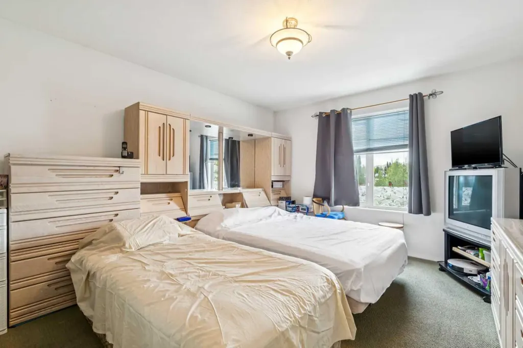 23 Sierra Nevada Close SW Calgary AB T3H 3H4