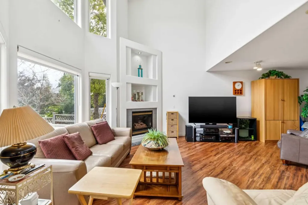 23 Sierra Nevada Close SW Calgary AB T3H 3H4