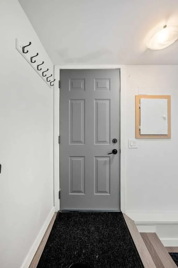 3809 45 Street SW Calgary AB T3E 3H4