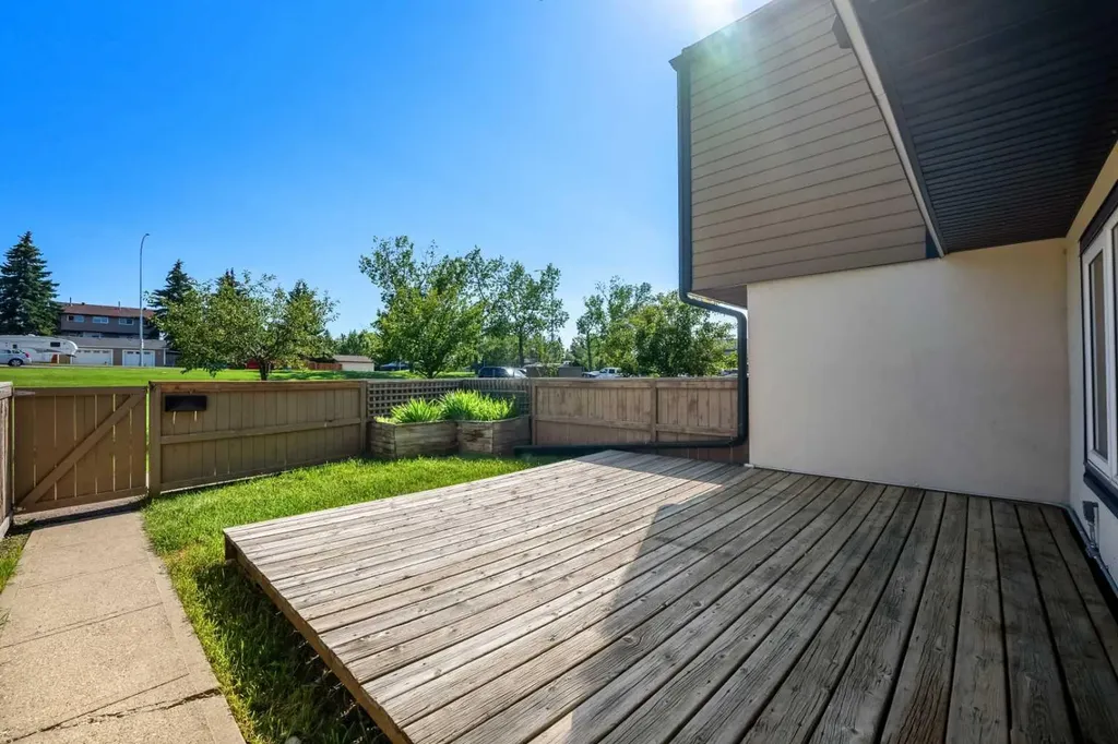3809 45 Street SW Calgary AB T3E 3H4