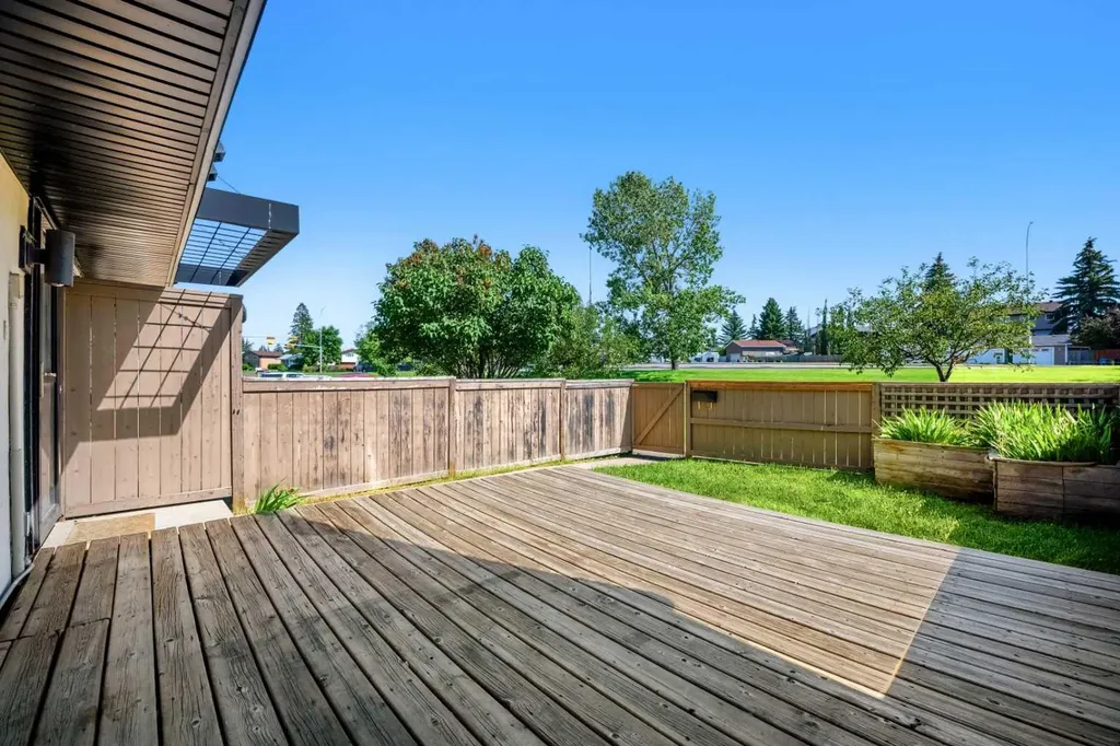 3809 45 Street SW Calgary AB T3E 3H4