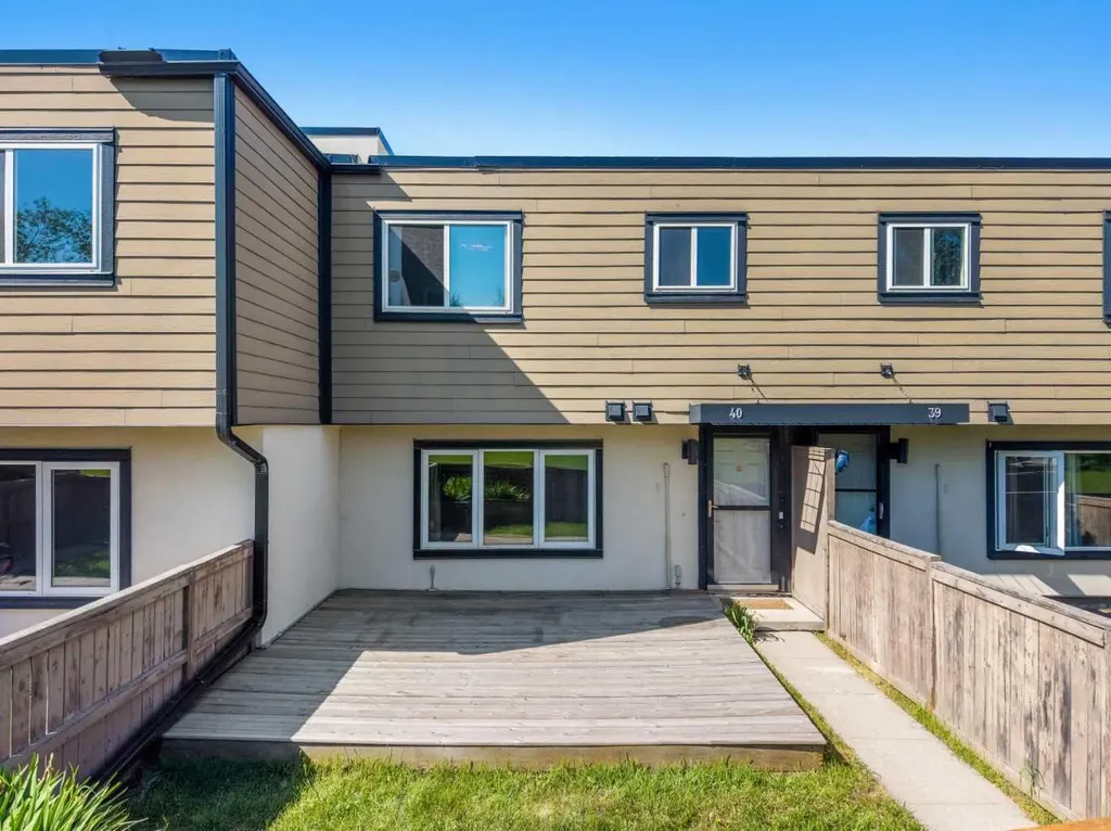 3809 45 Street SW Calgary AB T3E 3H4