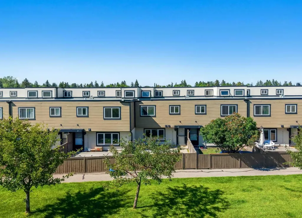 3809 45 Street SW Calgary AB T3E 3H4