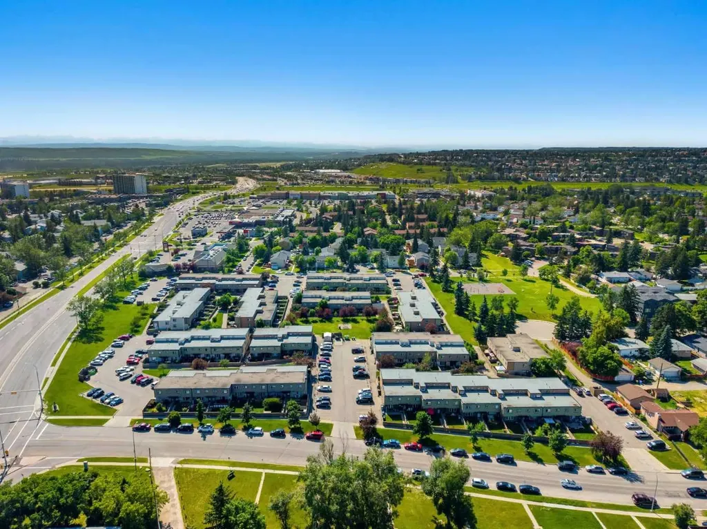 3809 45 Street SW Calgary AB T3E 3H4