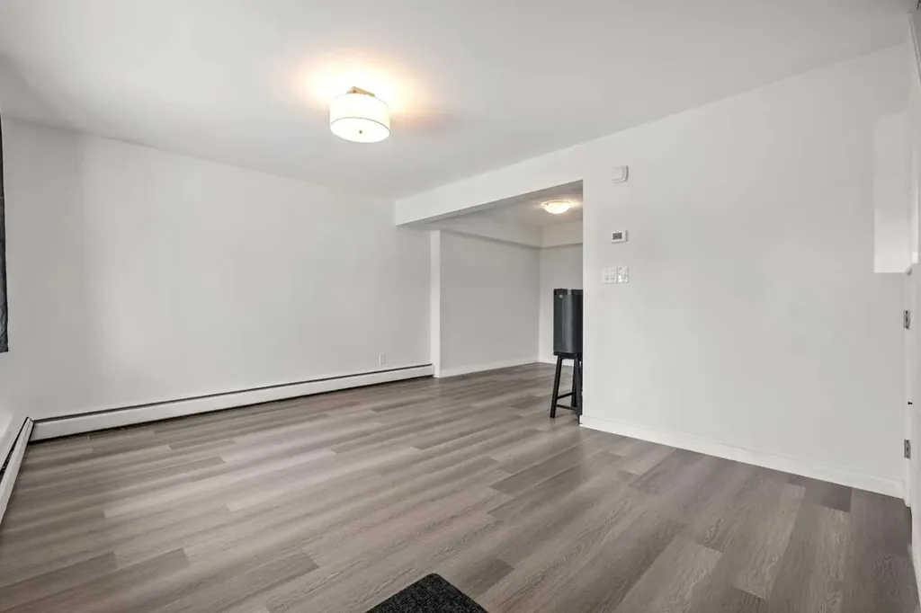3809 45 Street SW Calgary AB T3E 3H4