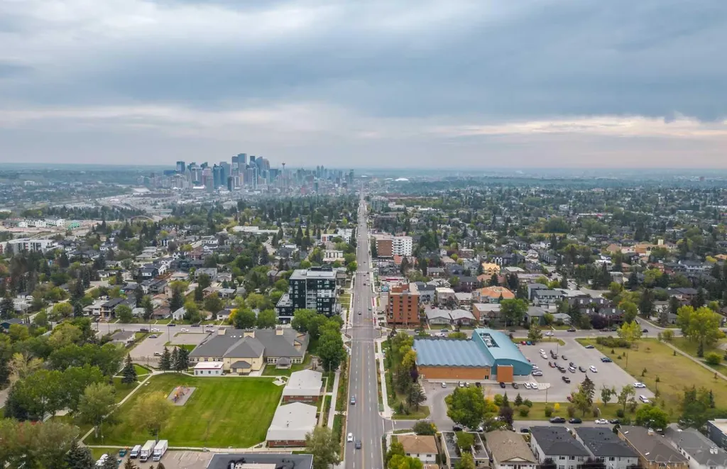 3809 45 Street SW Calgary AB T3E 3H4