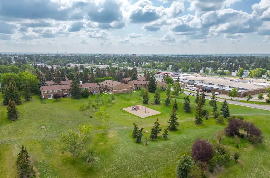 3809 45 Street SW Calgary AB T3E 3H4