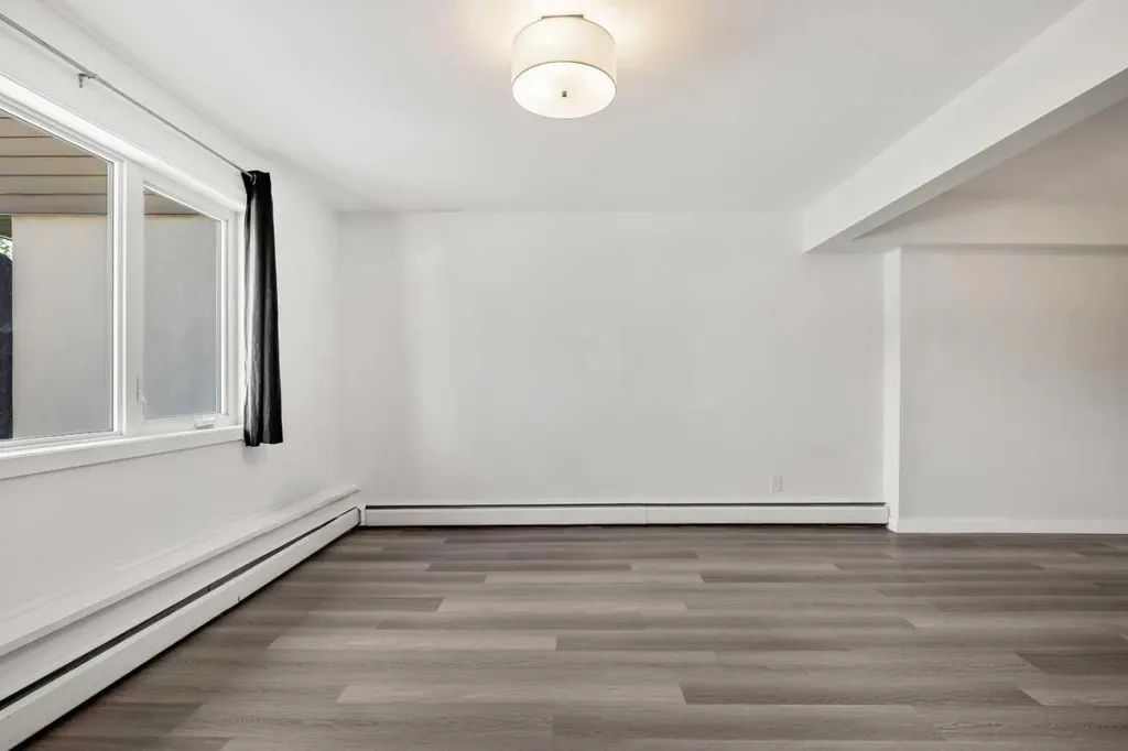 3809 45 Street SW Calgary AB T3E 3H4