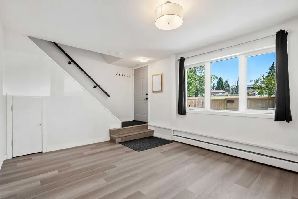 3809 45 Street SW Calgary AB T3E 3H4
