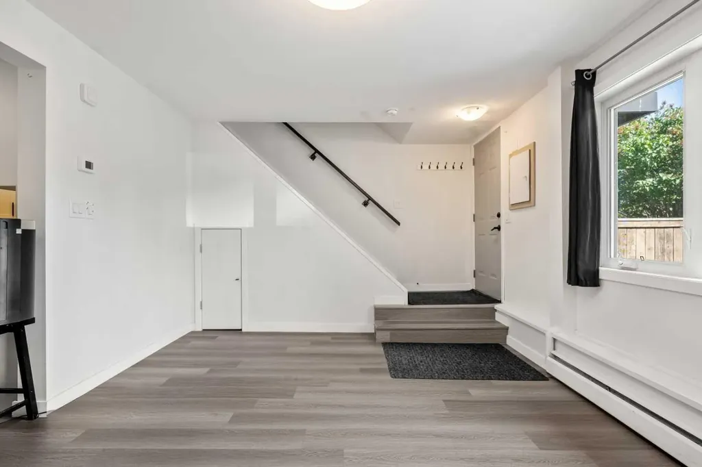 3809 45 Street SW Calgary AB T3E 3H4