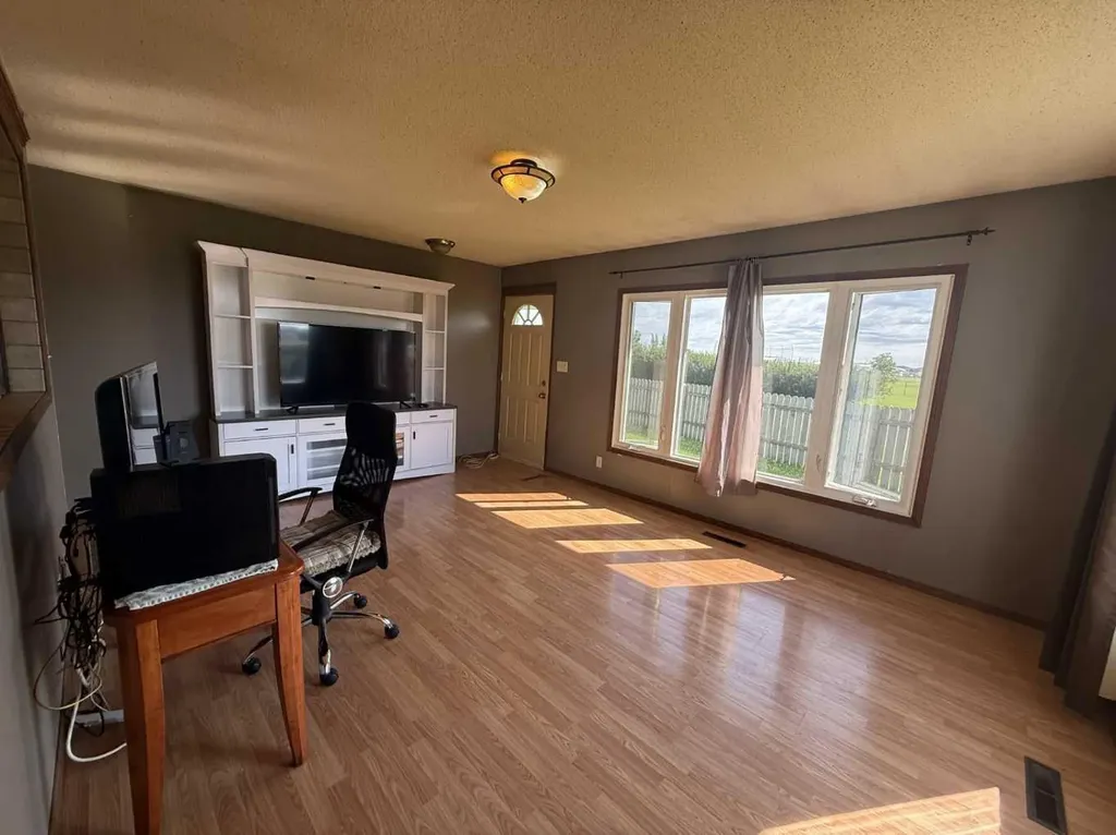 324 3 Avenue E Hanna AB T0J 1P0