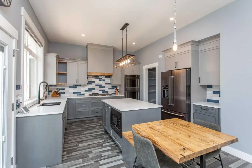 10 Tagish Avenue Red Deer AB T4P 0Y6
