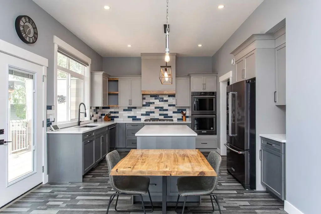 10 Tagish Avenue Red Deer AB T4P 0Y6