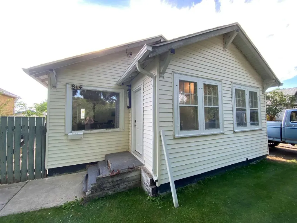 814 12 Street N Lethbridge AB T1H 2H6