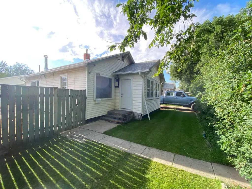 814 12 Street N Lethbridge AB T1H 2H6