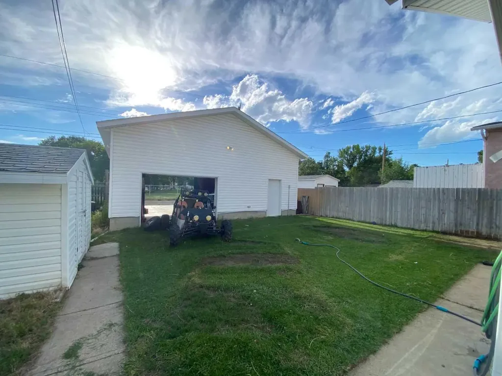 814 12 Street N Lethbridge AB T1H 2H6