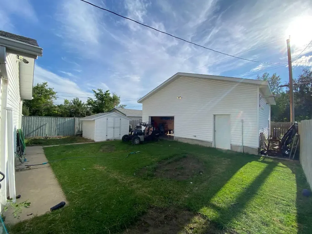814 12 Street N Lethbridge AB T1H 2H6