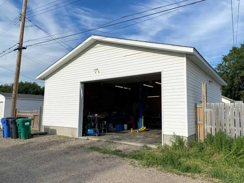 814 12 Street N Lethbridge AB T1H 2H6