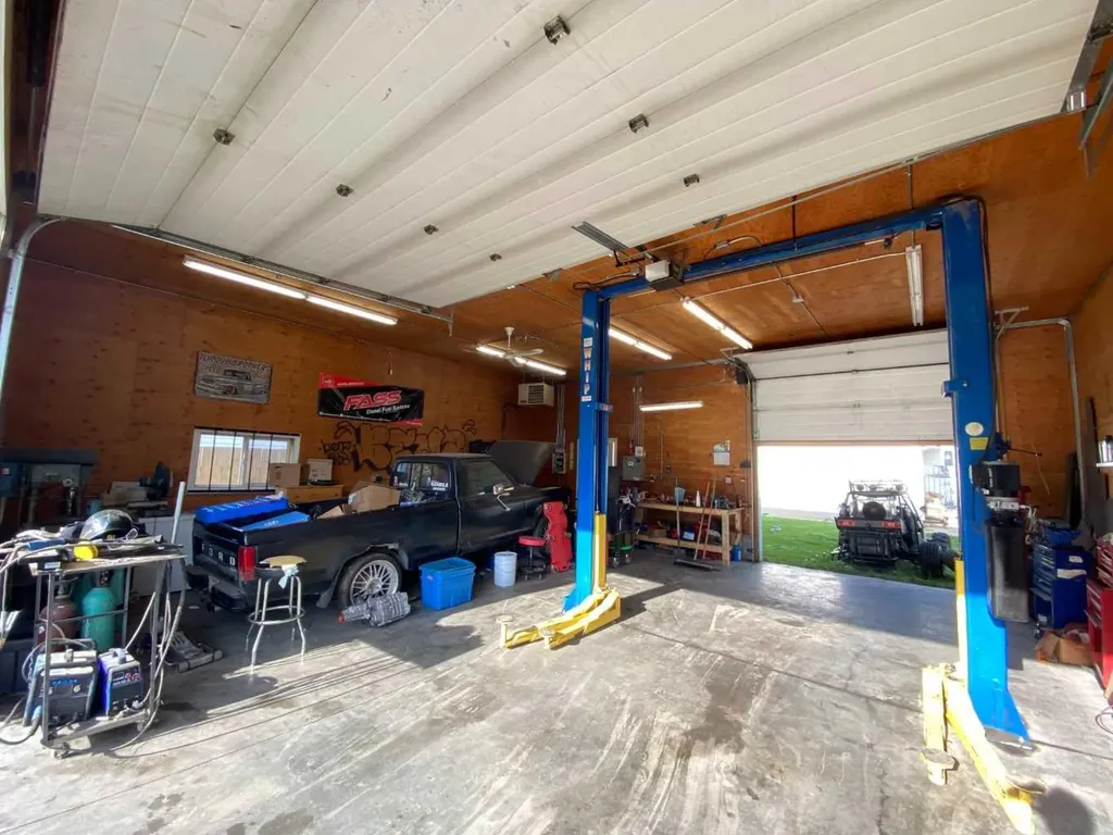 814 12 Street N Lethbridge AB T1H 2H6
