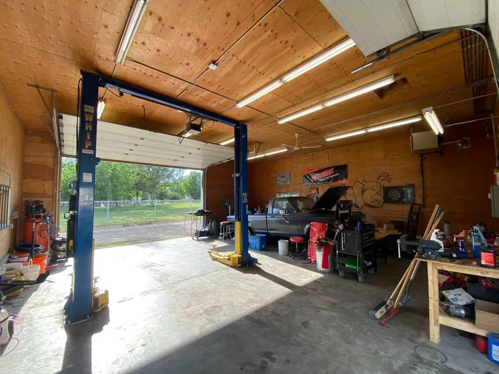 814 12 Street N Lethbridge AB T1H 2H6