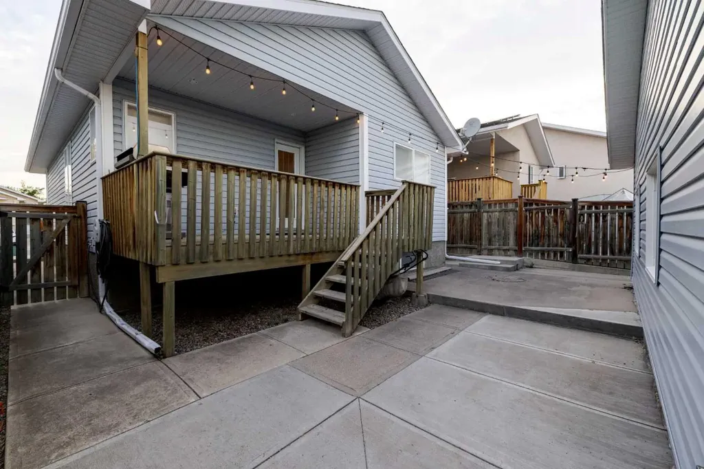 77 Blackfoot Crescent W Lethbridge AB T1K 7P7