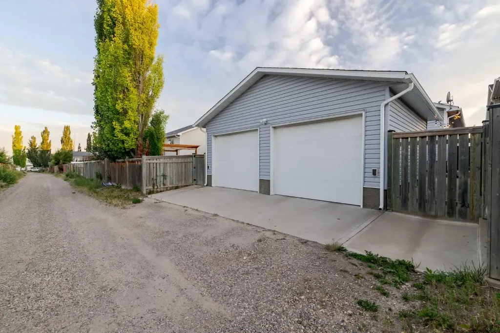 77 Blackfoot Crescent W Lethbridge AB T1K 7P7