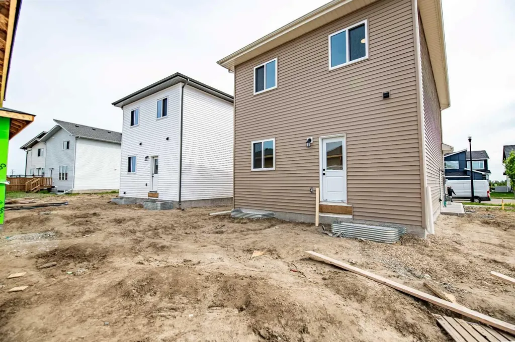 28 Memorial Parkway Rural Red Deer County AB T4E 3B7
