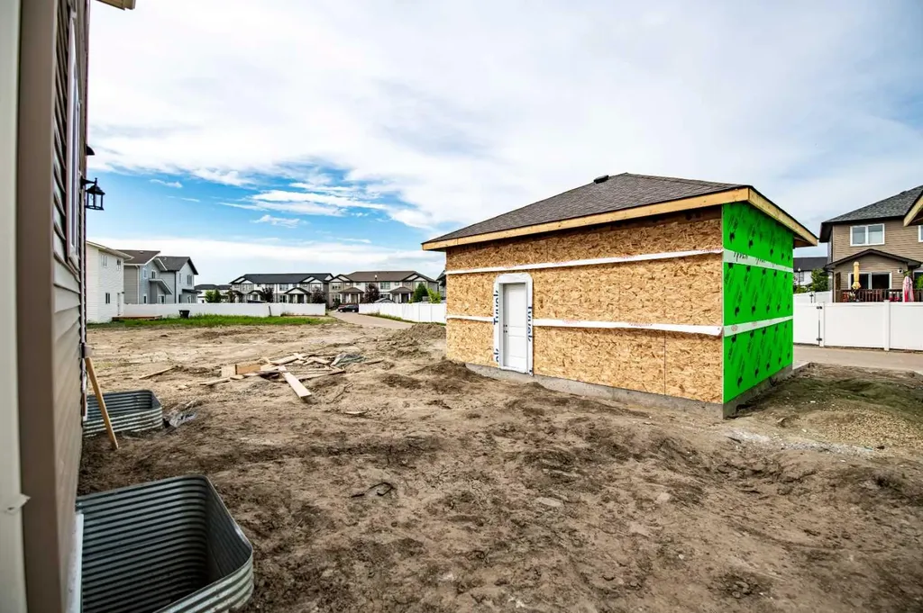 28 Memorial Parkway Rural Red Deer County AB T4E 3B7