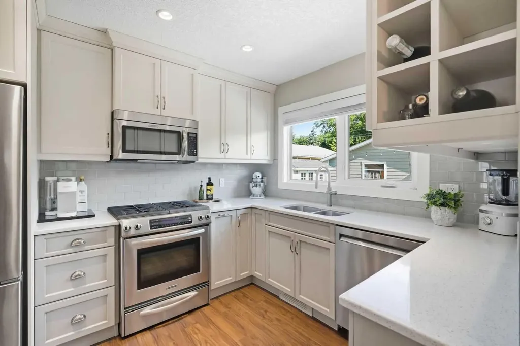 352 86 Avenue SE Calgary AB T2H 1N7