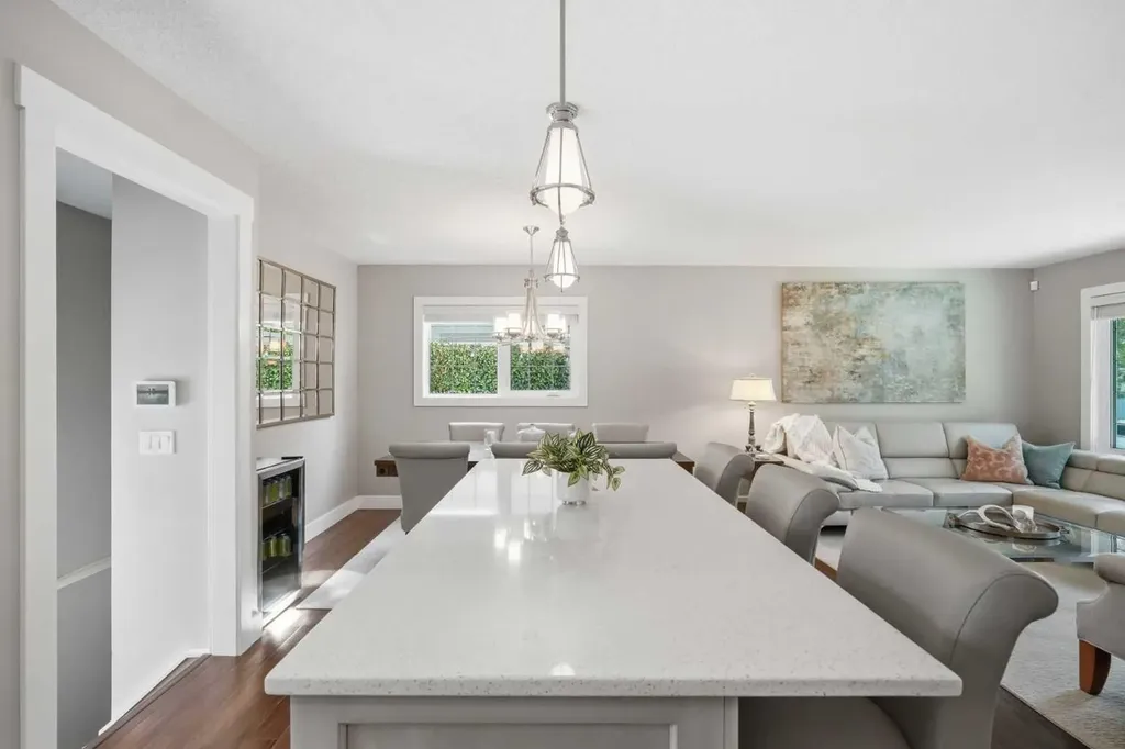352 86 Avenue SE Calgary AB T2H 1N7