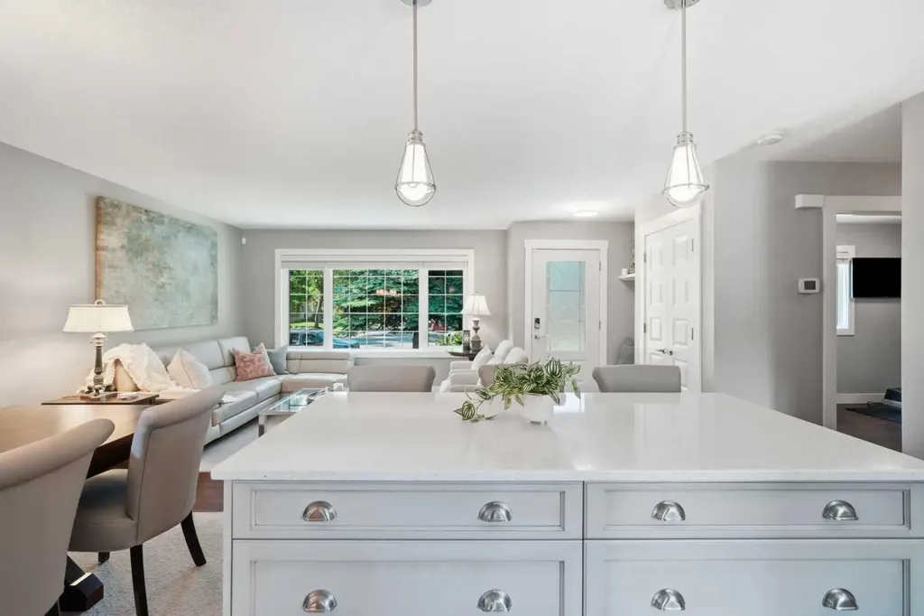 352 86 Avenue SE Calgary AB T2H 1N7