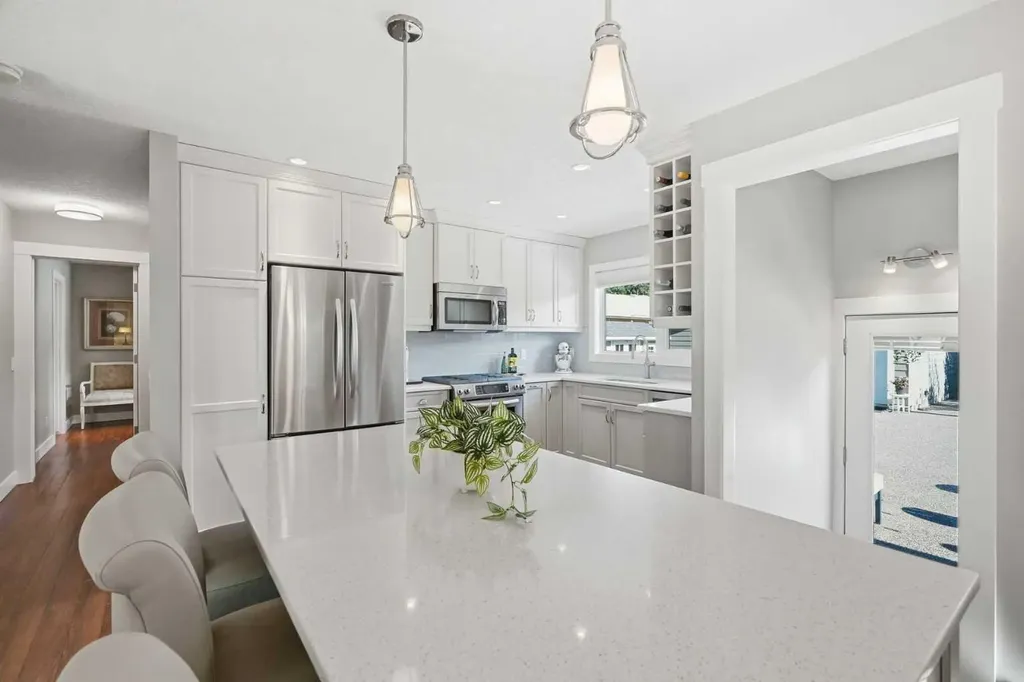 352 86 Avenue SE Calgary AB T2H 1N7