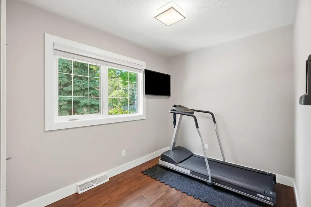 352 86 Avenue SE Calgary AB T2H 1N7