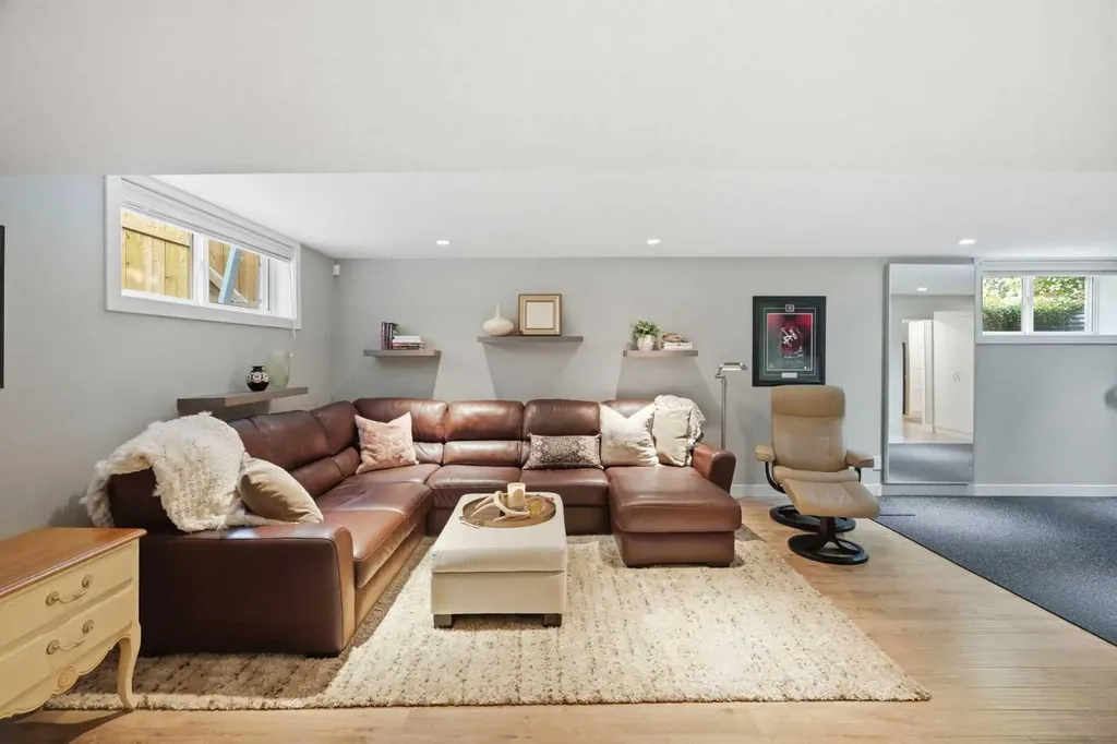 352 86 Avenue SE Calgary AB T2H 1N7