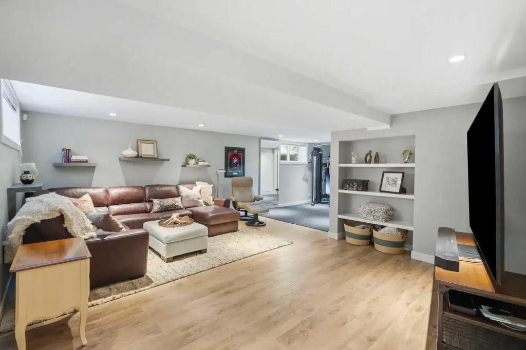 352 86 Avenue SE Calgary AB T2H 1N7