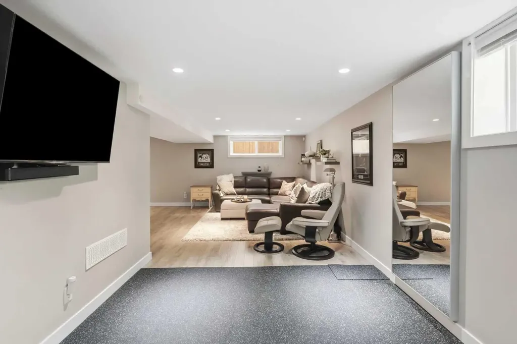 352 86 Avenue SE Calgary AB T2H 1N7
