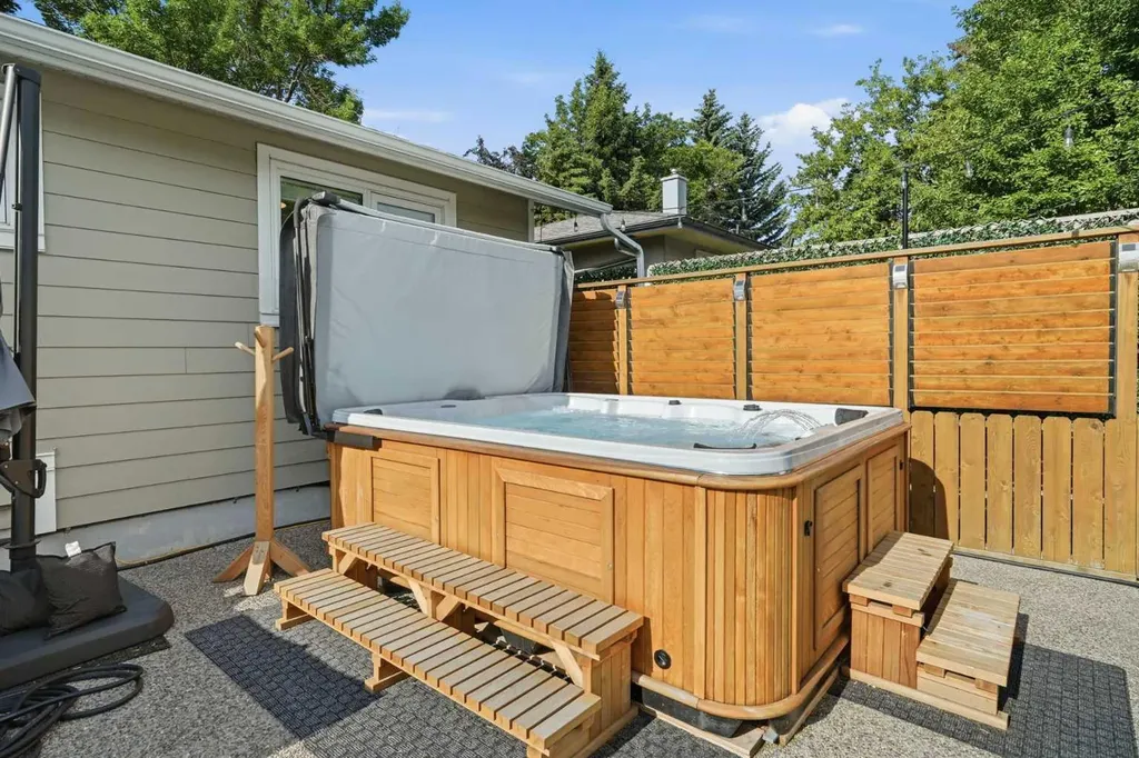 352 86 Avenue SE Calgary AB T2H 1N7