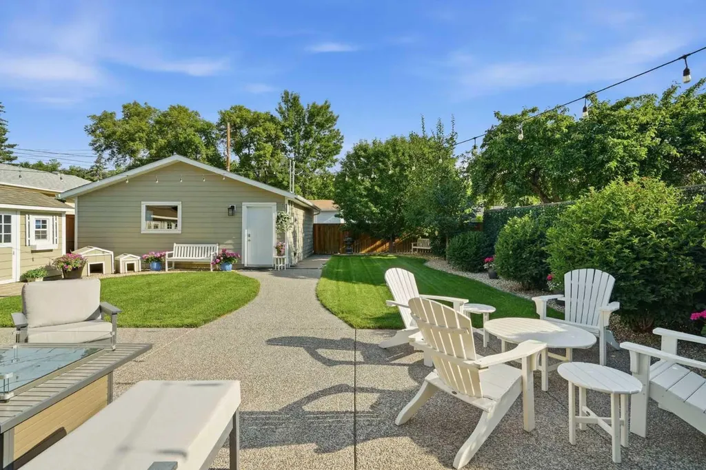 352 86 Avenue SE Calgary AB T2H 1N7