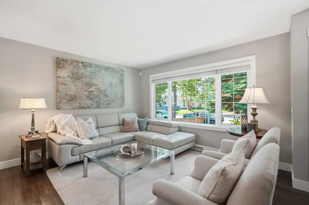 352 86 Avenue SE Calgary AB T2H 1N7