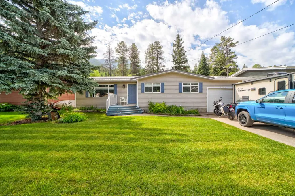 13518 15 Avenue Blairmore AB T0K 0E0